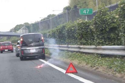 走行中に愛車がトラブル！　路肩のない道で二重事故を防ぐための優先行動