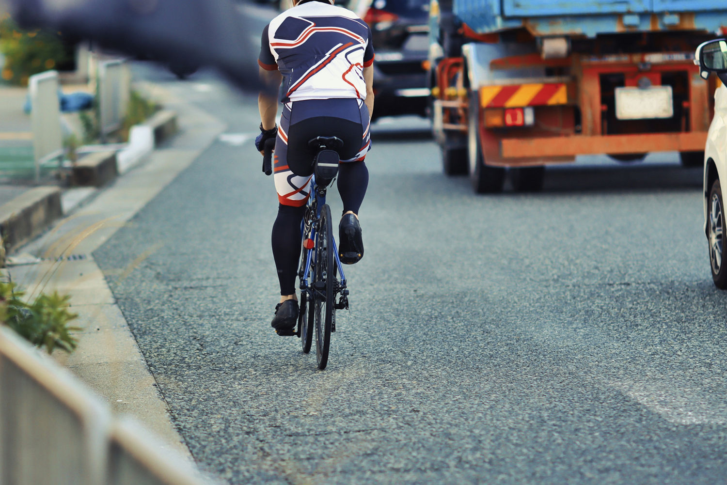 自転車を追い越すトラック