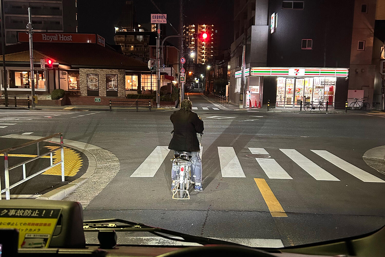 トラックの前で信号待ちする自転車