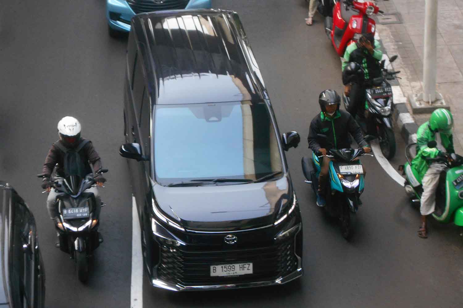 ジャカルタ市街地を走るトヨタ車