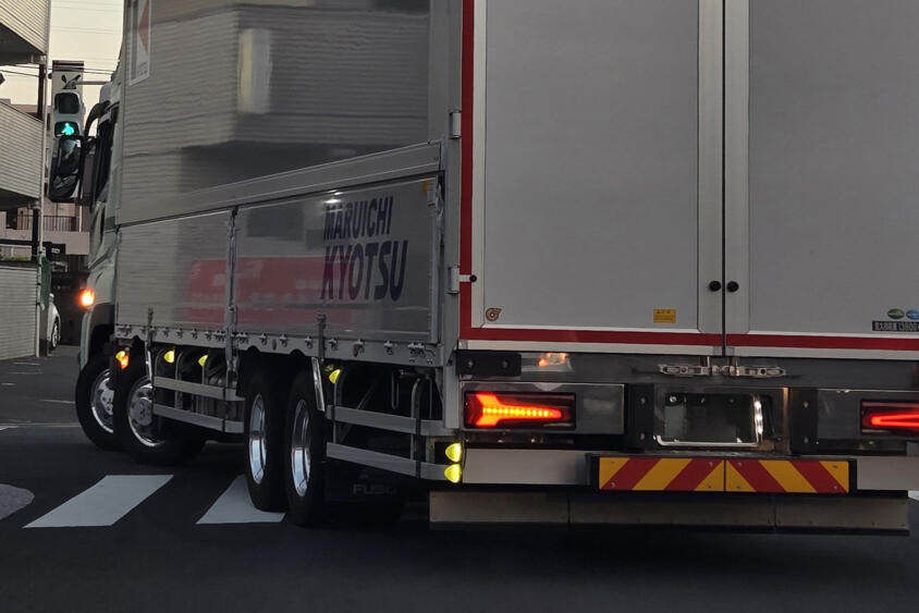 「乱暴な運転」じゃなかった！　大型トラックが左折時に右へ膨らむ本当の理由と、周囲のひとが注意すべき２つの危険