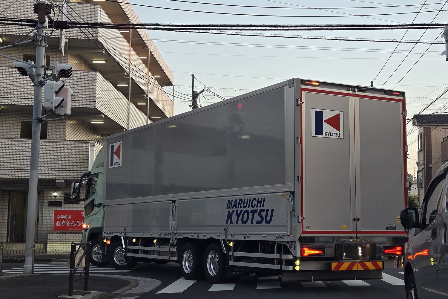 大型トラックの左折
