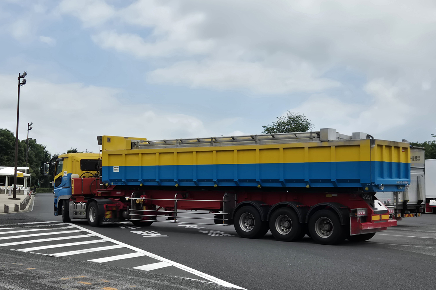 トレーラーの右折