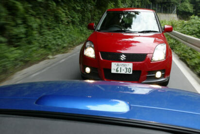 後ろにビタ付けだけが対象じゃない！　あおり運転の違反になる11の行為