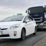 「特殊車両誘導中」のクルマに止められた！　じつは法的義務がないが絶対に譲るべき理由