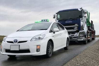 「特殊車両誘導中」のクルマに止められた！　じつは法的義務がないが絶対に譲るべき理由