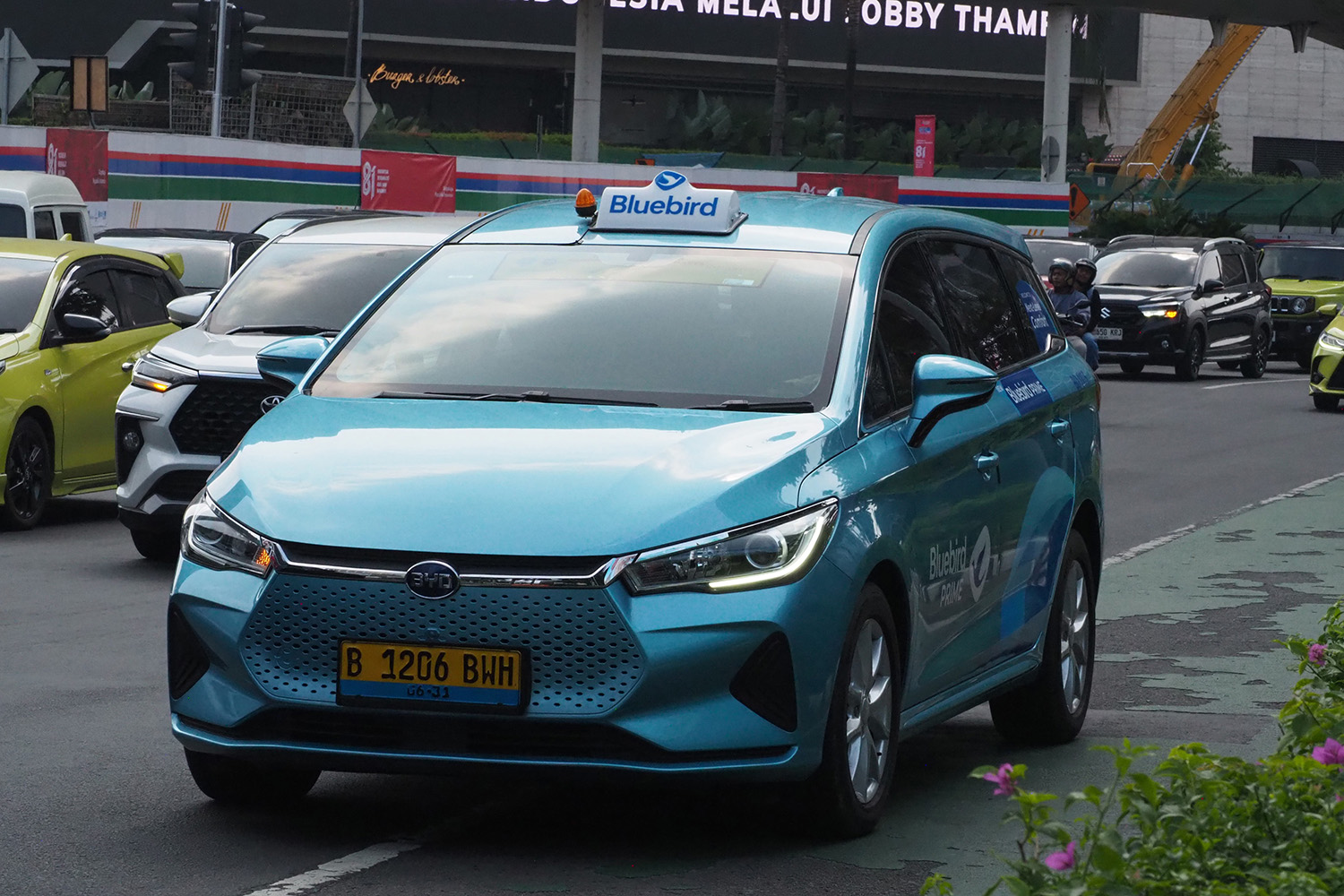 BYD e6 タクシー