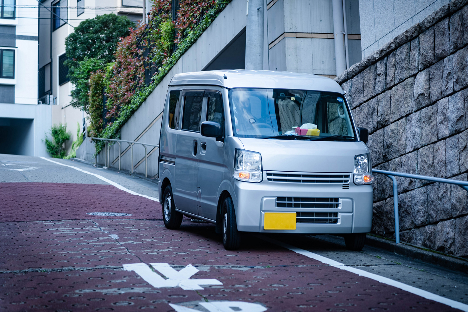 路上に駐車する軽バン