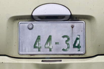 なぜ旧車のナンバーは文字が薄い？　最近のナンバープレートが「色あせない」意外な理由
