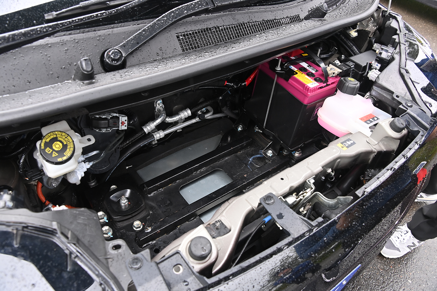 機能統合電動ユニットを搭載した日産サクラのエンジンルーム