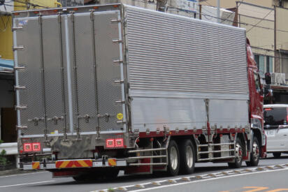ネット通販の爆発がトラックの形を変えた!?　車輪だらけの「低床4軸」が日本の物流を支配するワケ