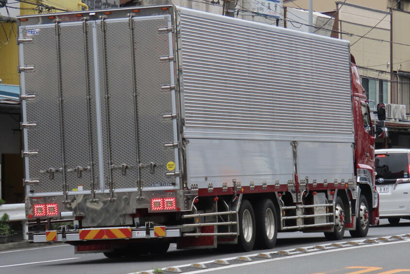 ネット通販の爆発がトラックの形を変えた!?　車輪だらけの「低床4軸」が日本の物流を支配するワケ