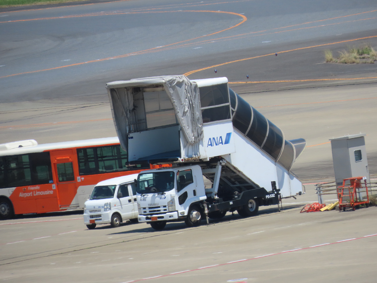 飛行機を牽引したり荷物を運ぶ車両はどうすれば運転できる？ 〜 画像1