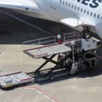 【画像】飛行機を引っ張る巨大なクルマ、じつは「免許不要」って本当？　空港の制限区域を走る特殊車両の意外なルール 〜 画像2