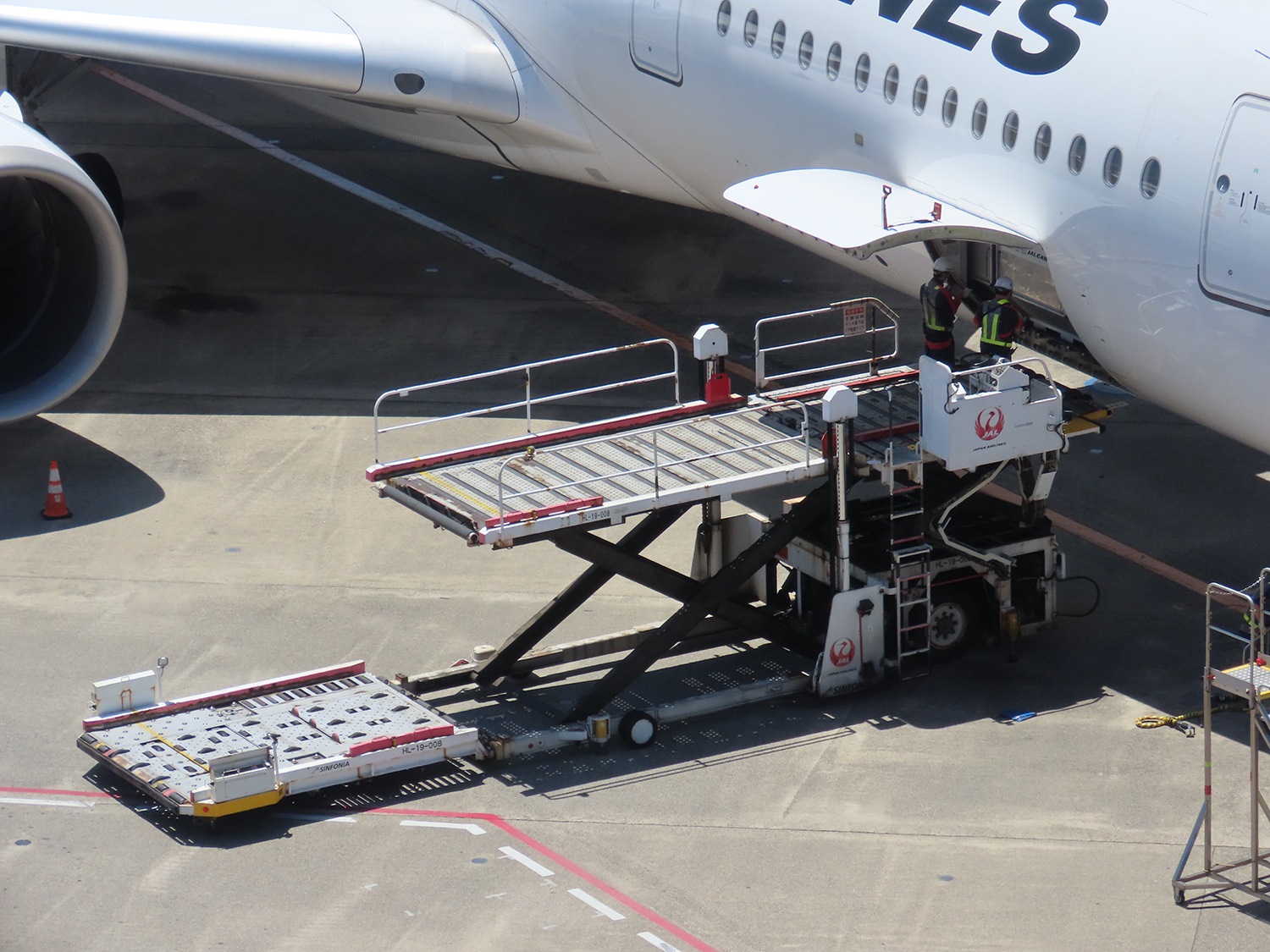 飛行機を牽引したり荷物を運ぶ車両はどうすれば運転できる？ 〜 画像2