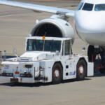 飛行機を引っ張る巨大なクルマ、じつは「免許不要」って本当？　空港の制限区域を走る特殊車両の意外なルール
