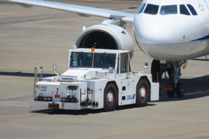 飛行機を引っ張る巨大なクルマ、じつは「免許不要」って本当？　空港の制限区域を走る特殊車両の意外なルール