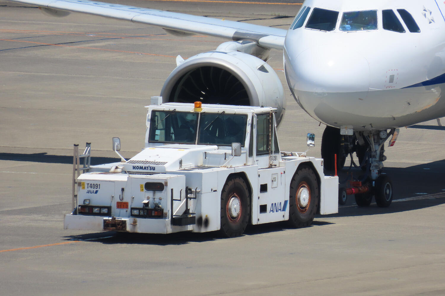 飛行機を牽引したり荷物を運ぶ車両はどうすれば運転できる？