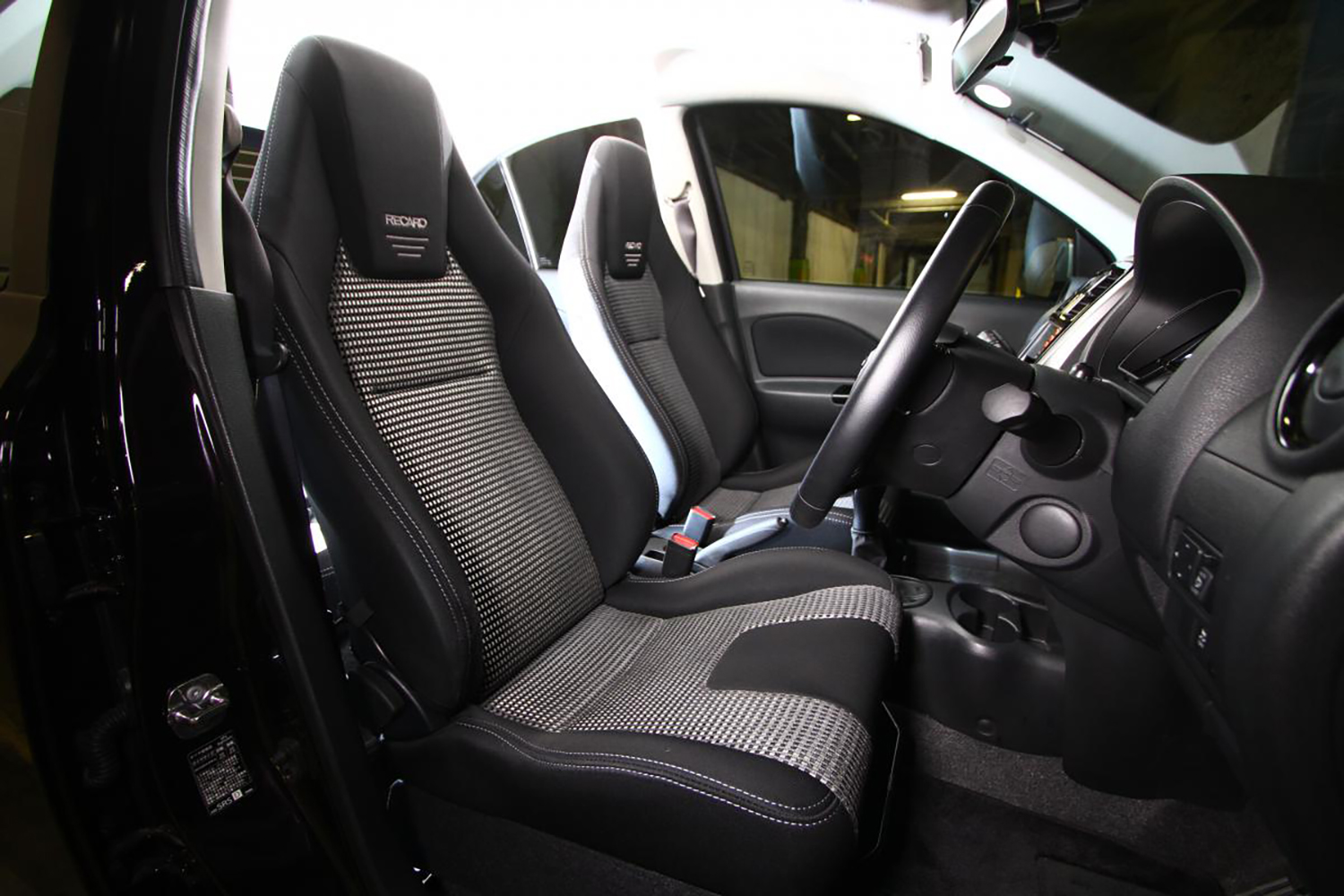 日産マーチ ボレロA30の車内 〜 画像36