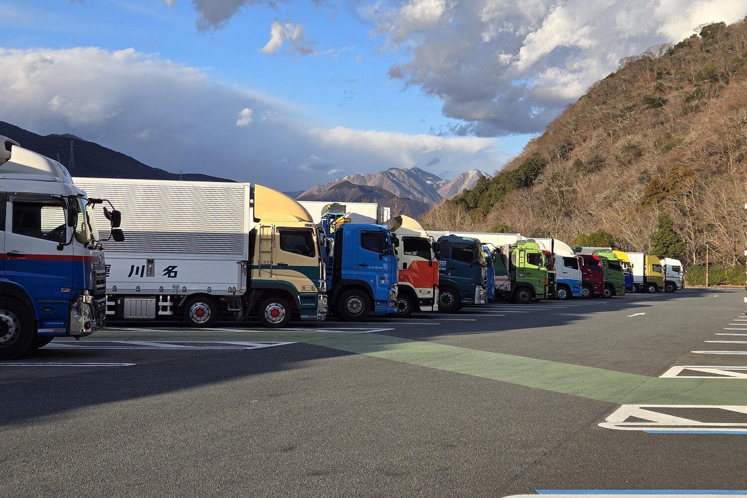 駐車中のトラックのイメージ