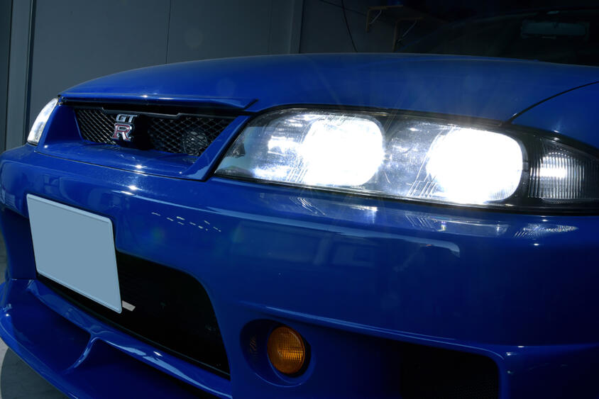 暗いと車検NGは常識だけど……ヘッドライトが「明るすぎる」とどうなる？　意外と知らない合否の境界線