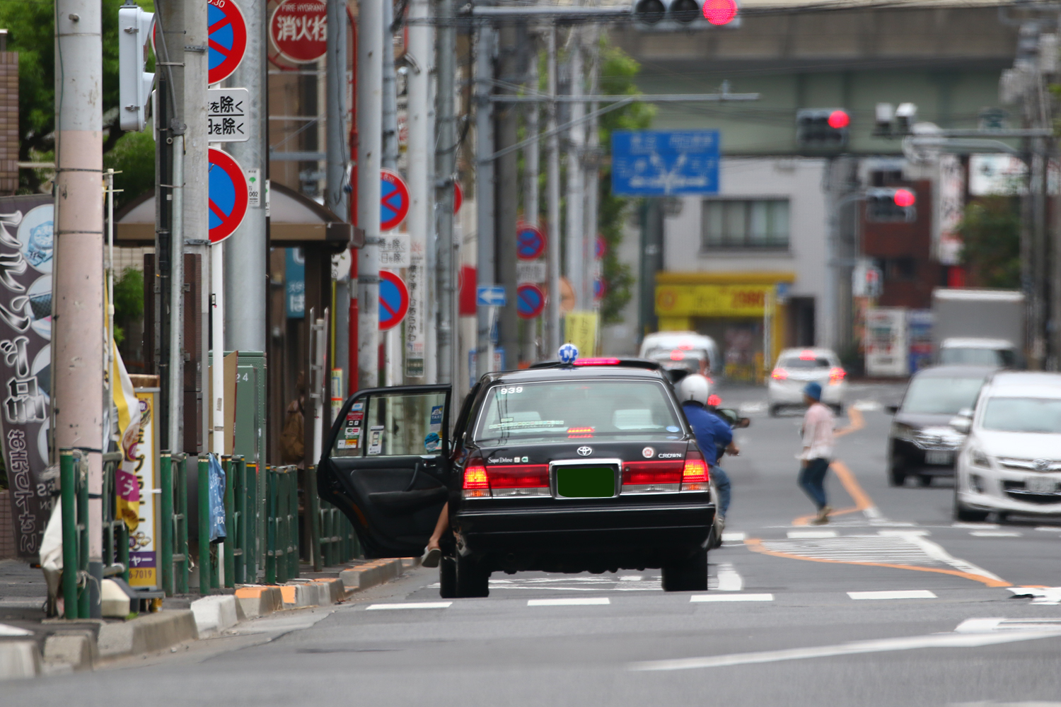 客を乗せるタクシーのイメージ