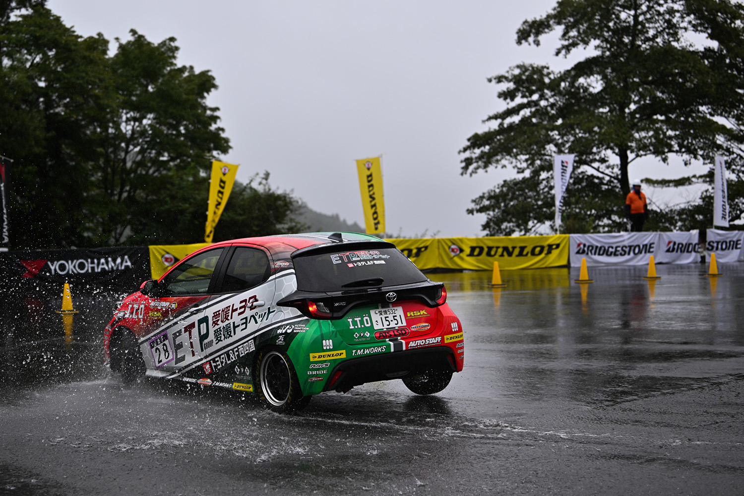全日本ジムカーナ第8戦「スーパースラロームin久万高原」を走る朝山選手 〜 画像34