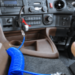 【画像】なぜ運転席に「エアガン」が？　大型トラックの車内にある謎装備の意外な使い道 〜 画像2