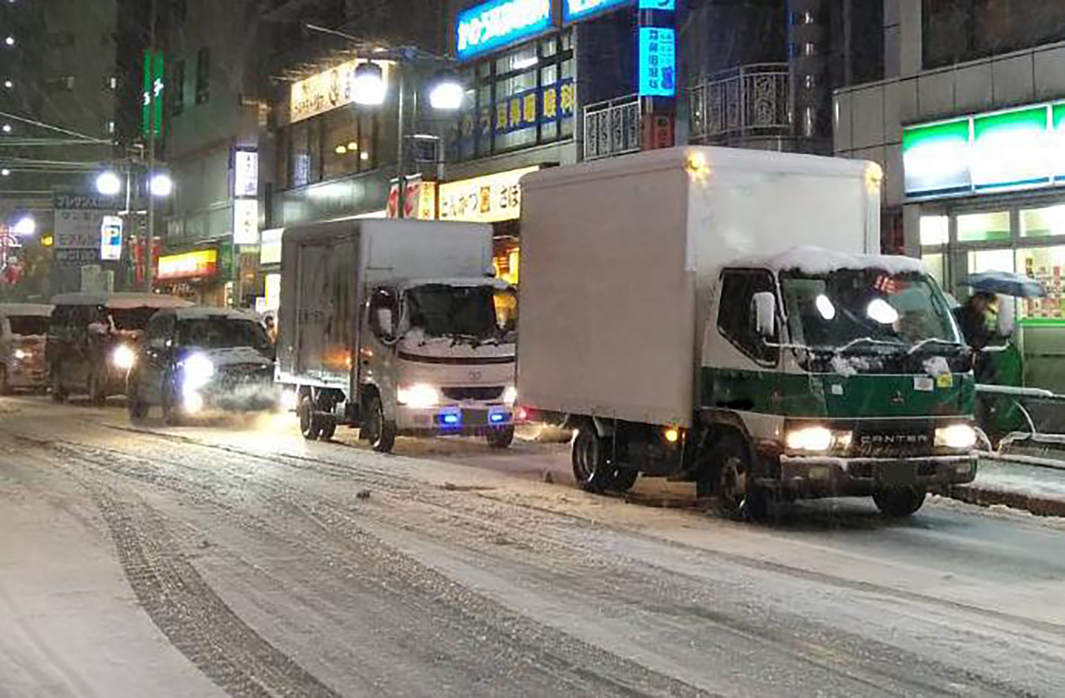 降雪時に走っているトラック