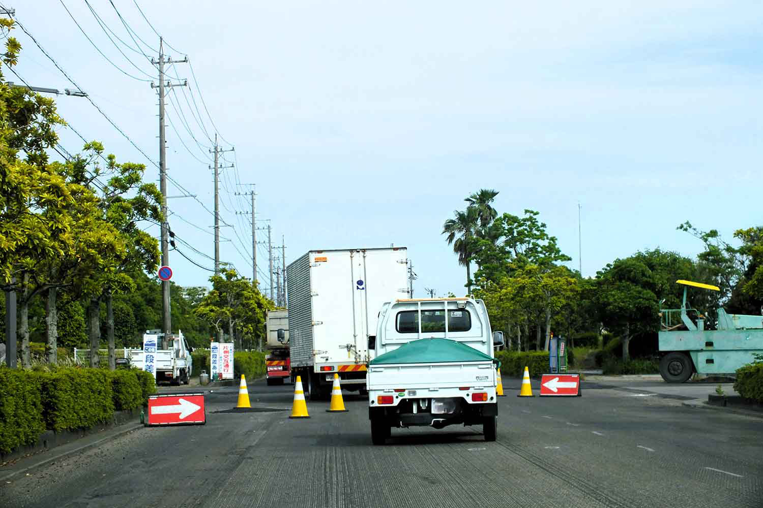 対面通行の狭い道路では避ける側が相手に道を譲るのがマナー 〜 画像9