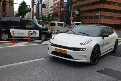 「海外ナンバー」のクルマが日本の街で走っているけど警察に捕まらないの？　じつは日本のナンバーで海外を走ることも可能な特例ルール