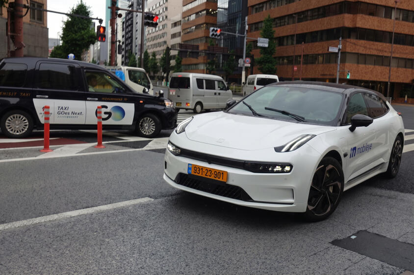 「海外ナンバー」のクルマが日本の街で走っているけど警察に捕まらないの？　じつは日本のナンバーで海外を走ることも可能な特例ルール