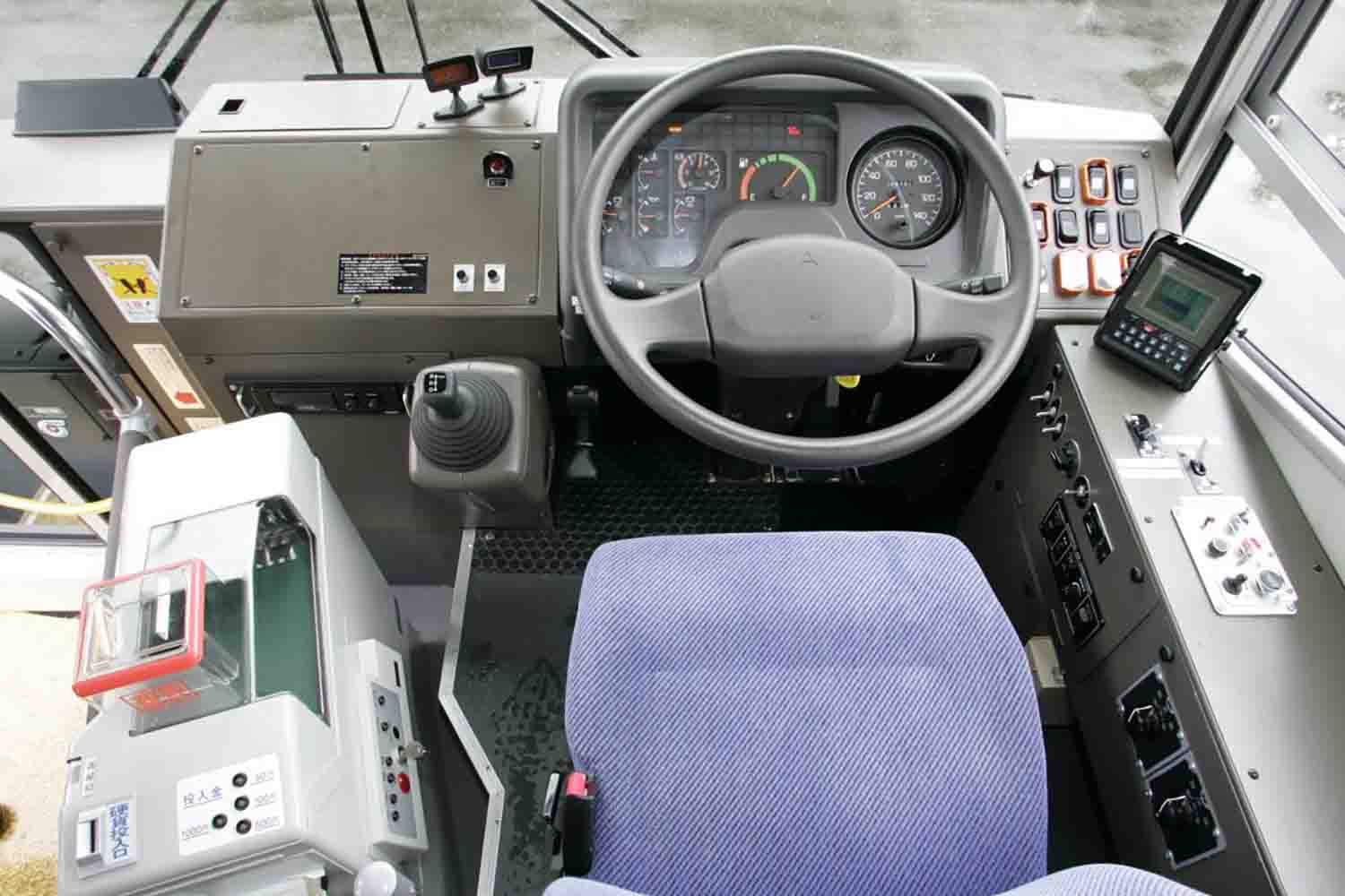 AMT搭載のバスの運転席