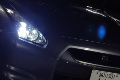夜の運転「対向車のライトが眩しい問題」は気のせいじゃなかった！　LED化だけじゃない３つの背景