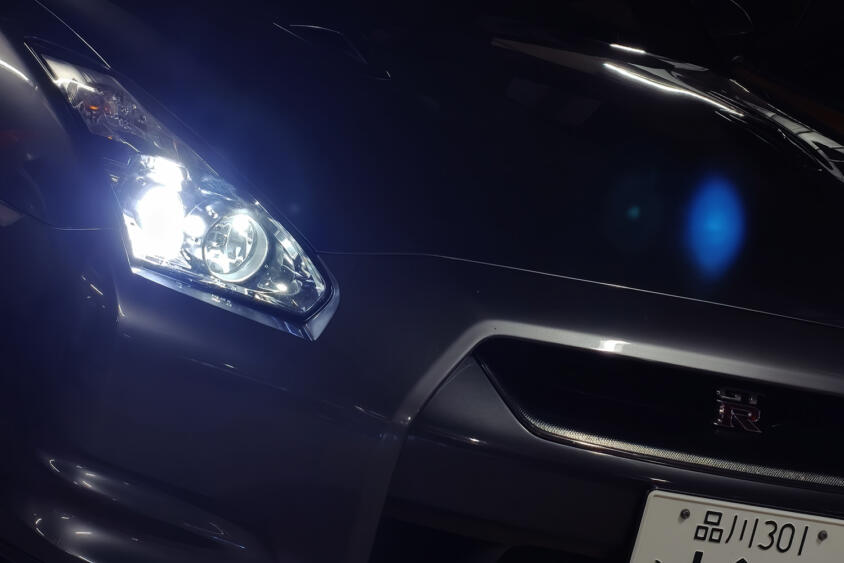夜の運転「対向車のライトが眩しい問題」は気のせいじゃなかった！　LED化だけじゃない３つの背景