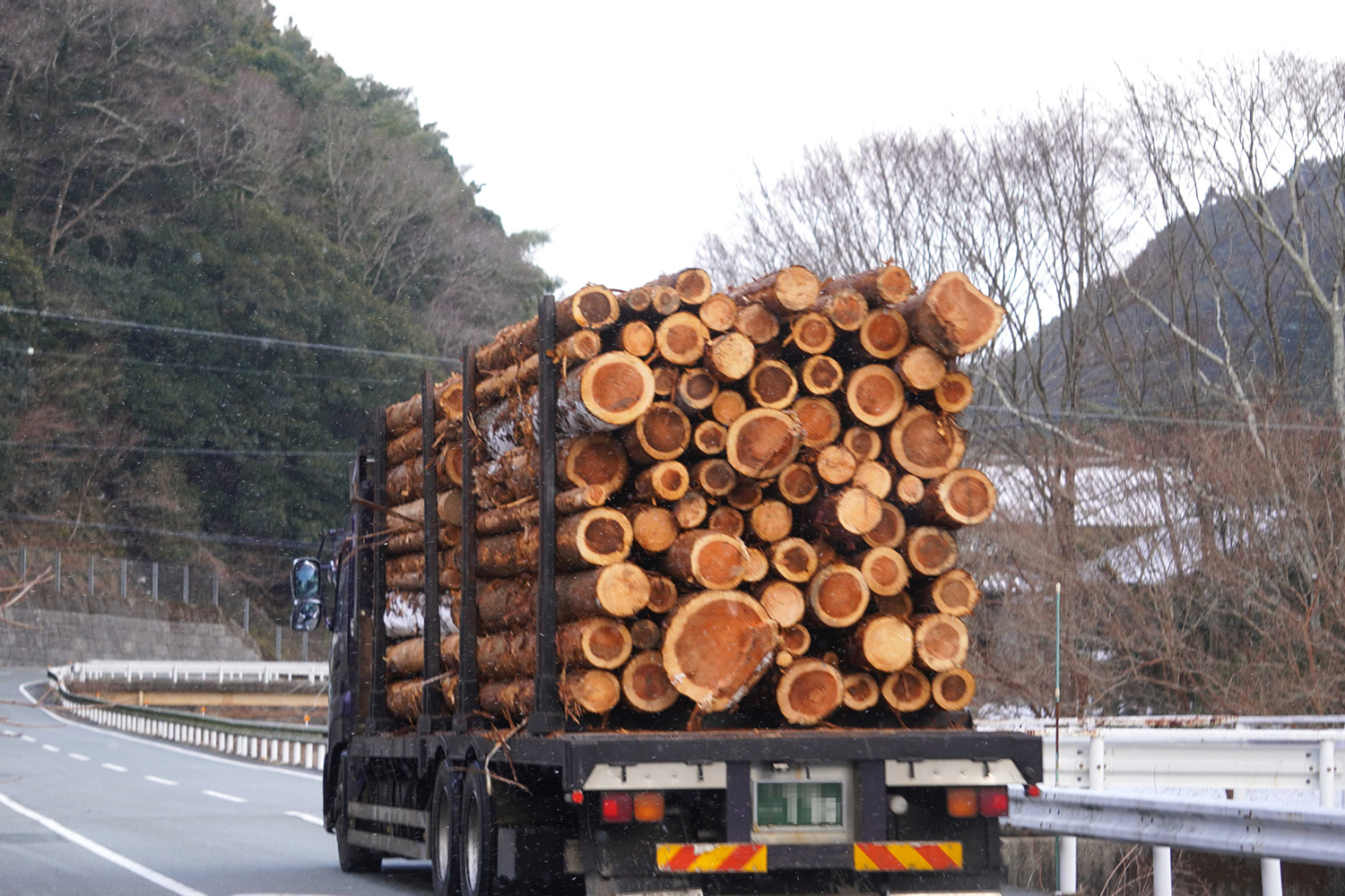 木を運ぶ「原木車」の仕組みとは