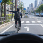 クルマの運転手は絶対知っておくべき！　ヒヤリを防ぐ自転車の「手信号」の意味