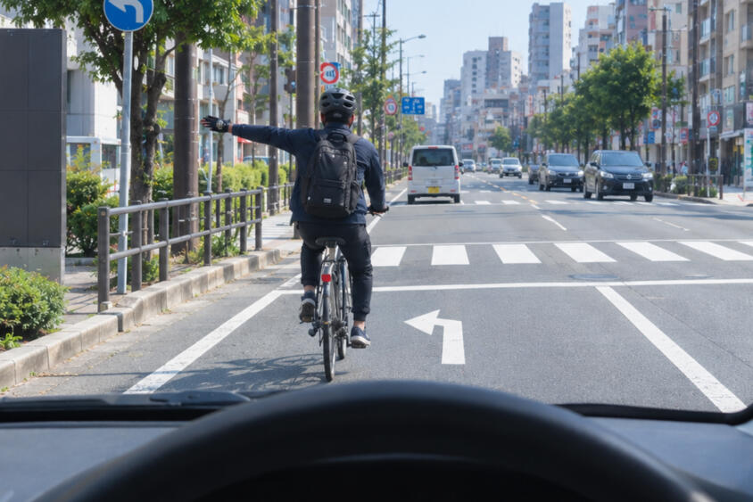 クルマの運転手は絶対知っておくべき！　ヒヤリを防ぐ自転車の「手信号」の意味