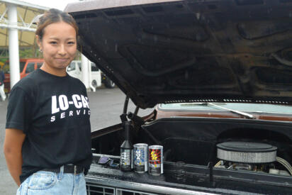 直6からV8へ執念のDIY！　重い鉄ブロックを自ら吊るした小柄な「C10女子」のヤバすぎる情熱