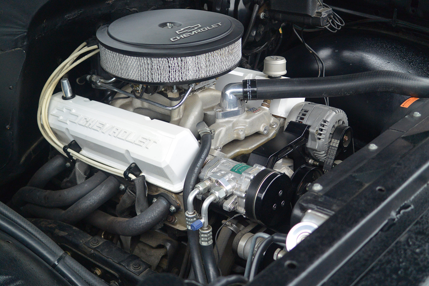シボレーC10に載せられたV8エンジン