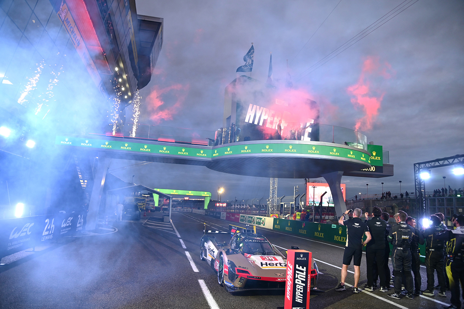 予選トップを祝したセレモニーとキャデラックのハイパーカー