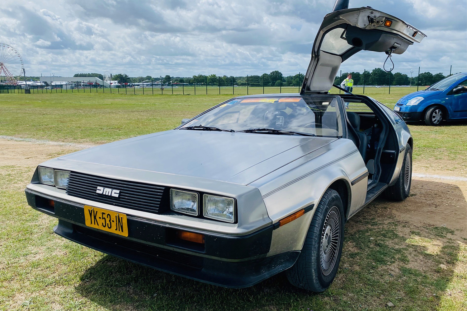 サルトサーキットの駐車場に止められていたデロリアンDMC-12