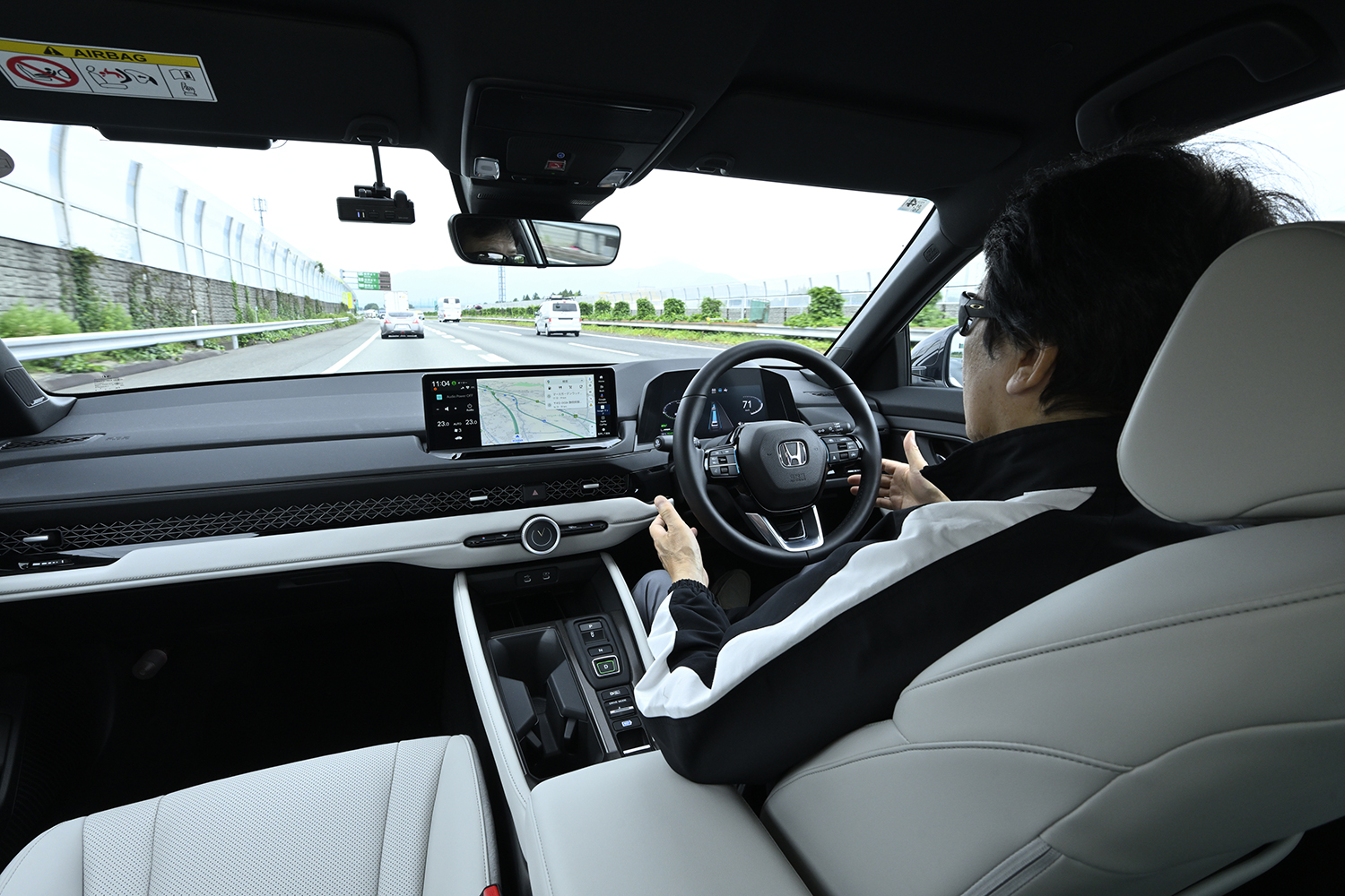 ハンズオフにより高速道路の走行