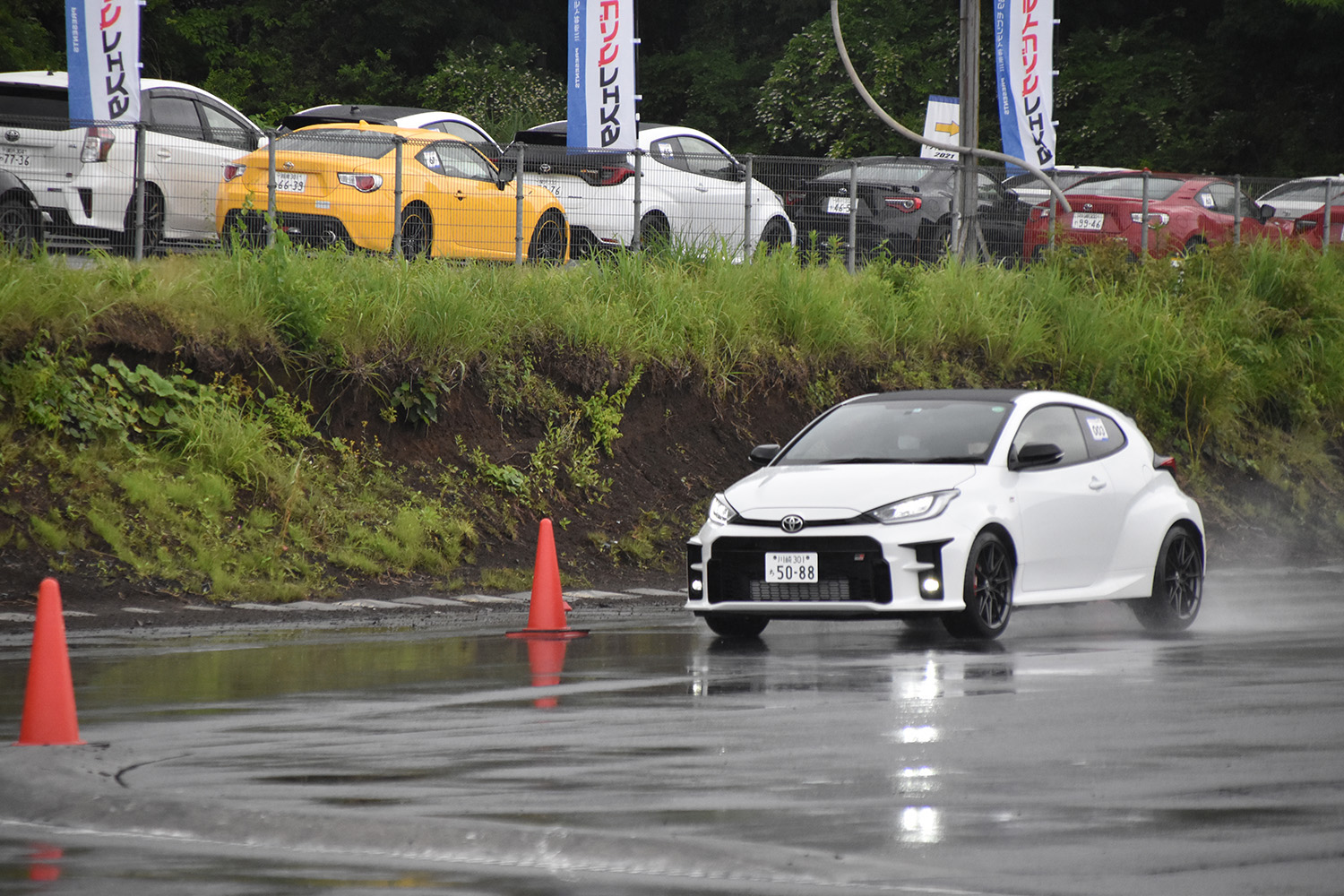 ウェット路面を走るGRヤリス