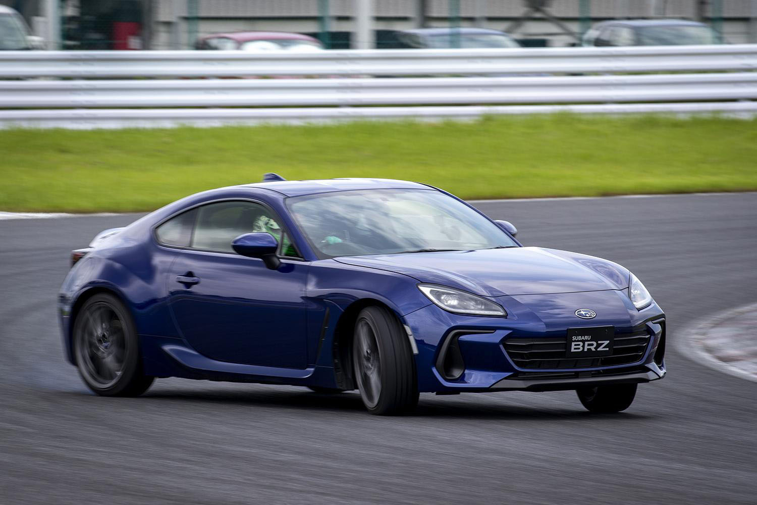 カウンターステアを当てるスバルBRZ