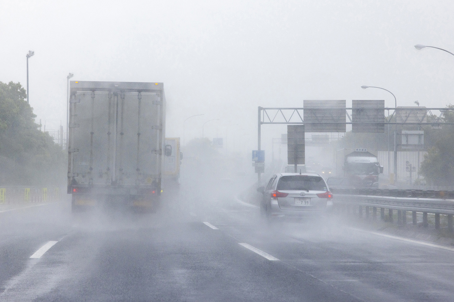 雨の日の高速道路