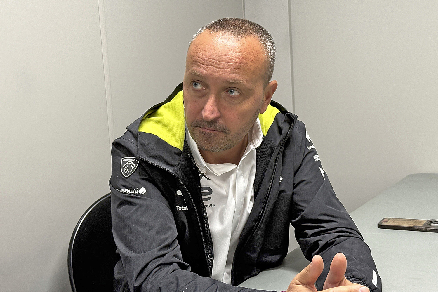 プジョーチーム（Team Peugeot Total Energies）の監督のエマニュエル・エスノー氏