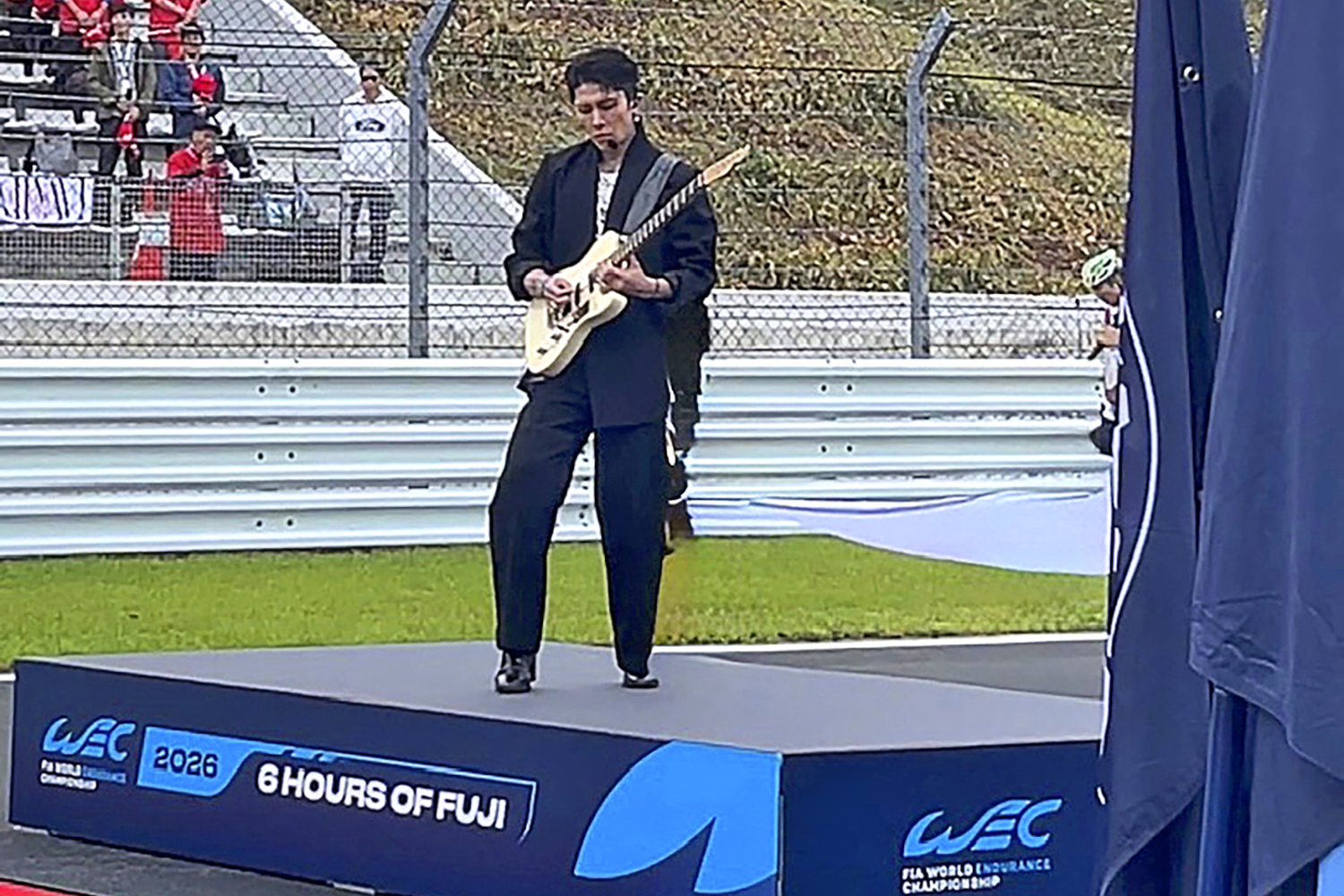 レース前のセレモニーでギター演奏するMIYAVIさん 〜 画像19