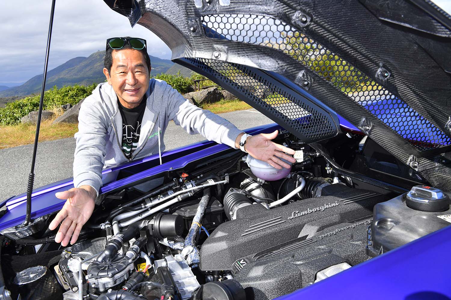 ランボルギーニ・レヴエルトのエンジンと土屋圭市さん