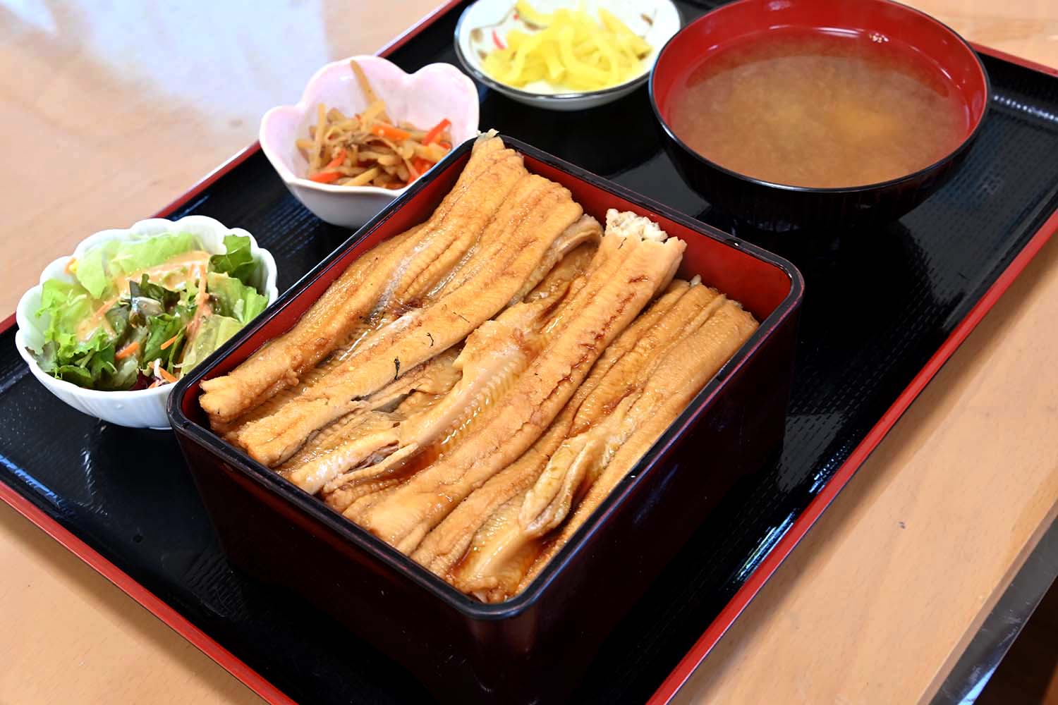 「かもめ食堂」の煮穴子重